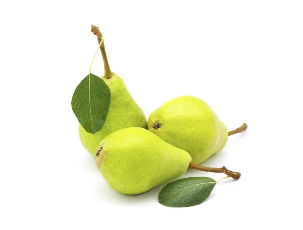 成熟新鲜的绿色梨子 叶上白色孤立 — 图库照片