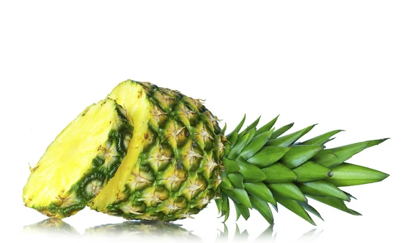 新鲜的菠萝孤立在白色的背景 — 图库照片