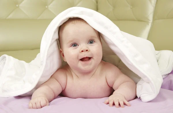 Bebê Olhando Para Fora Cobertor — Fotografia de Stock