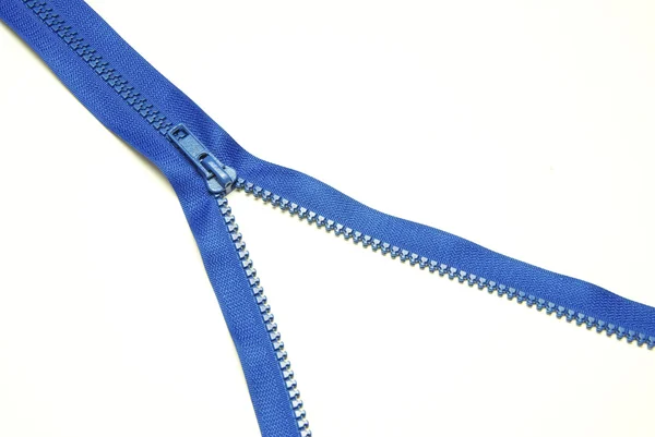Reißverschluss Aus Blauem Metall Auf Weißem Hintergrund — Stockfoto