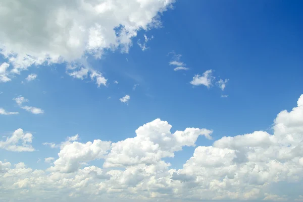 Blauwe Lucht Achtergrond Met Een Kleine Wolken — Stockfoto
