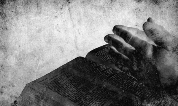 Gebed over een Bijbel — Stockfoto