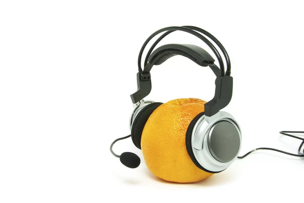 Portakal ve kulaklıklar — Stok fotoğraf