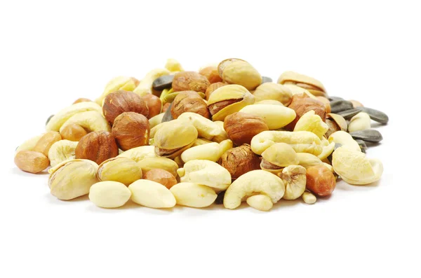 Smíšený ořechy na bílém pozadí — Stock fotografie