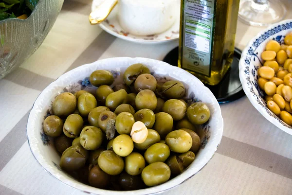 Оливкова олія та оливки — стокове фото