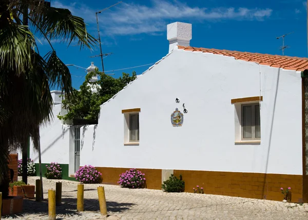 最典型的房子在阿尔加维，葡萄牙 — 图库照片