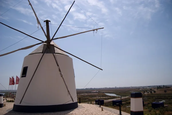 Ancien moulin à vent traditionnel — Photo