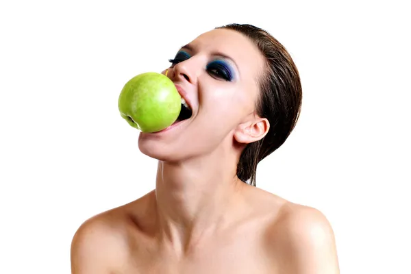 纵向有张开嘴吃的漂亮女孩绿色苹果 — 图库照片