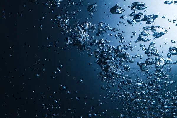 Повітряні бульбашки у воді стильний фон — стокове фото