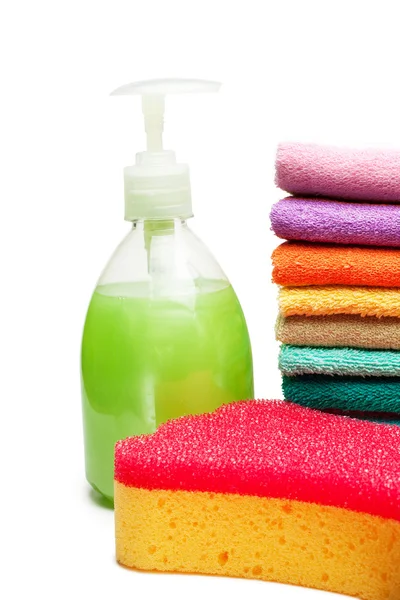 Toalhas coloridas, sabão líquido e esponja de chuveiro isolados sobre whi — Fotografia de Stock