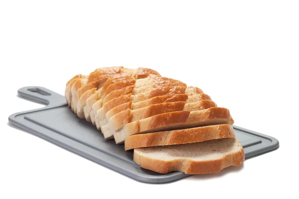 Pan rebanado en la tabla de pan aislado —  Fotos de Stock