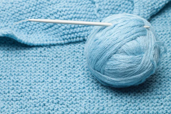 Ball of blue wool with grey knitting needle — Stock Photo, Image