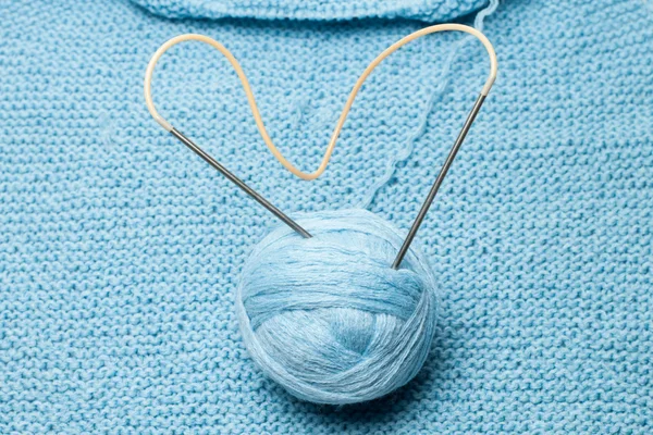Ball of blue wool with steel knitting needles — Stock Photo, Image