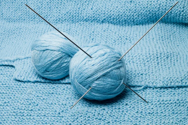 Boules de laine bleue avec aiguilles à tricoter en acier — Photo