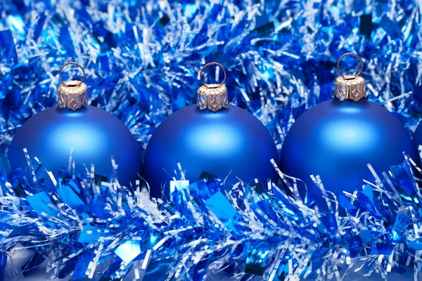 Blauwe kerstballen met klatergoud — Stockfoto