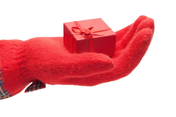 白で分離されたプレゼントで赤いボックスを与える手します。 — ストック写真