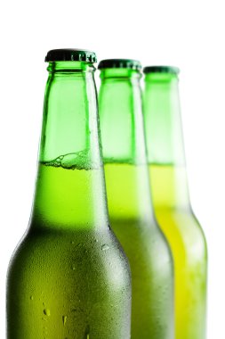 Beyaz arka plan üzerinde izole yeşil bira şişeleri