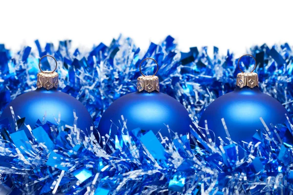 白い背景の上孤立ティンセルを持つ青いクリスマス ボール — ストック写真