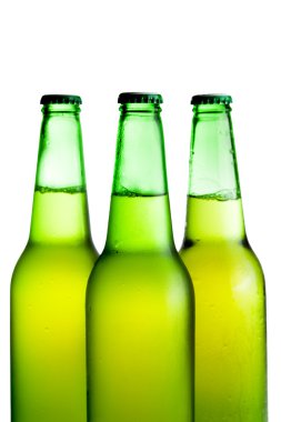 yeşil bira şişeleri üzerinde beyaz izole