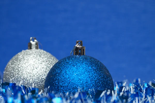 Witte en blauwe glimmende kerstballen met klatergoud — Stockfoto