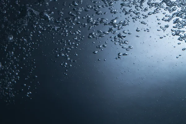 Пузырьки воздуха на водном фоне — стоковое фото