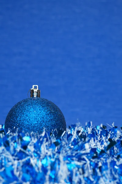 Blauwe glanzende bal met Kerstmis met klatergoud — Stockfoto