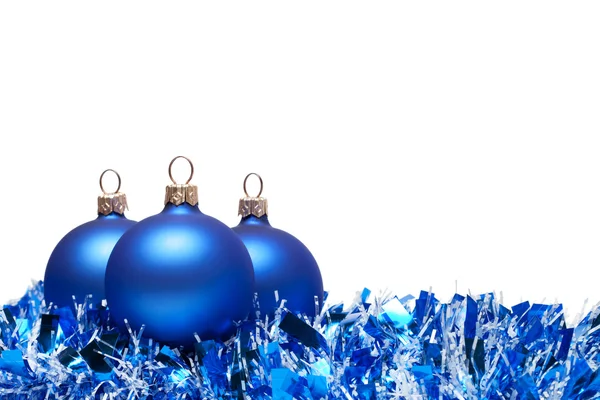 Bolas de Natal com ouropel isolado sobre fundo branco — Fotografia de Stock