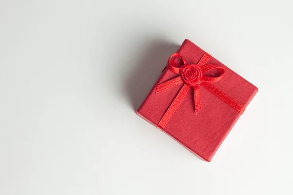 Caixa de presente vermelho sobre branco — Fotografia de Stock