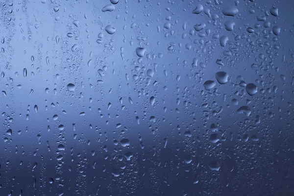 Vattendroppar på fönstret efter regn — Stockfoto