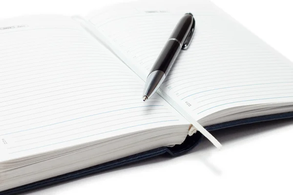 Diário de negócios aberto com uma caneta sobre fundo branco — Fotografia de Stock