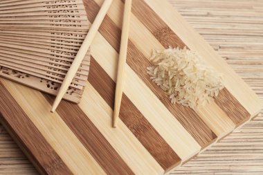 çiğ pirinç breadboard üzerinde çubuklarla pişirilmeli hazırdır