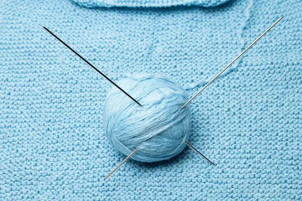 Bal van blauwe wol met stalen breinaalden — Stockfoto