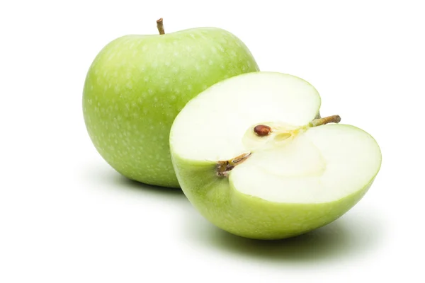 Färska gröna äpplen isolerade över vit bakgrund — Stockfoto