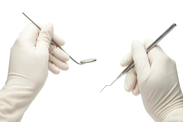 Ręce stomatologa trzymając jego narzędzia podczas badania pacjenta jest — Zdjęcie stockowe