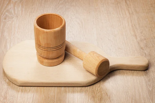 Holzmörtel und Brotbrett auf dem Tisch — Stockfoto