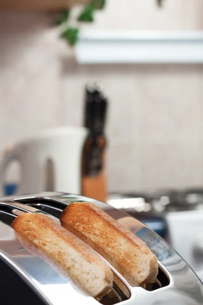 Хлібний тостер на кухні вранці — стокове фото