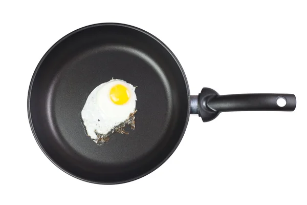 Τηγανητό αυγό σε ένα τηγάνι που απομονώνονται σε λευκό — Φωτογραφία Αρχείου