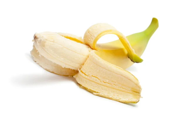Μισό αποφλοιωμένες μπανάνας που απομονώνονται σε λευκό φόντο — Φωτογραφία Αρχείου