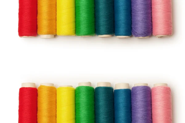 Regenbogenfarbene Fäden isoliert auf weißem Hintergrund — Stockfoto