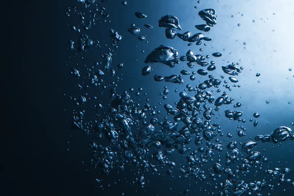 Burbujas de aire en el agua elegante fondo azul —  Fotos de Stock