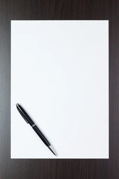 Pusty arkusz papieru na stole z piórem — Zdjęcie stockowe