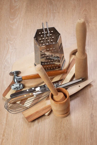 Diversi utensili da cucina sul tavolo di legno — Foto Stock