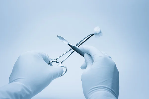 Surgeon and assistent nurse hands during surgery — Stock Photo, Image