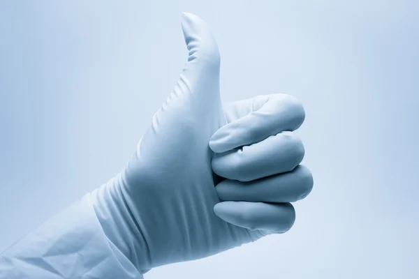 Рука хирурга с большим пальцем вверх после успешной операции — стоковое фото