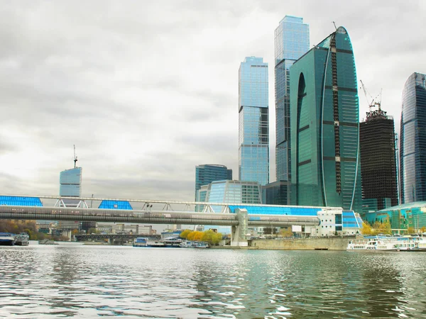 モスクワ川の堤防で高層ビル — ストック写真
