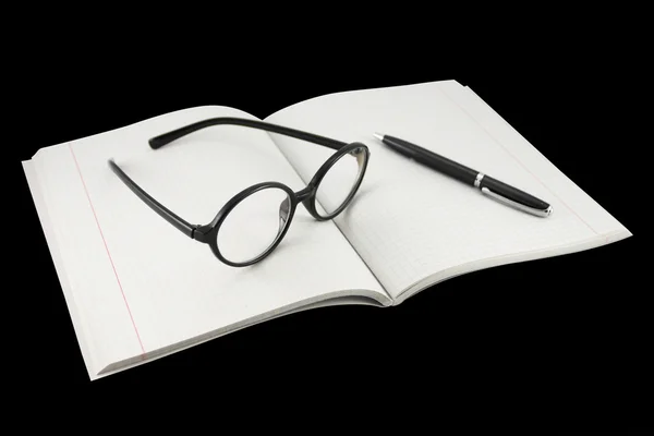Brille unterm Notizbuch — Stockfoto