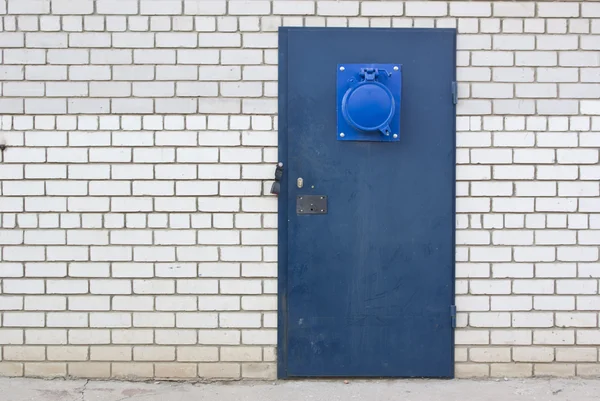 Blaue Stahltür in Ziegelweiß — Stockfoto