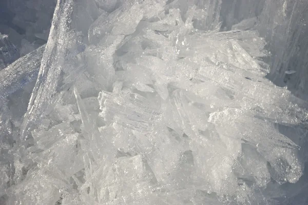 Крупный план кристаллов льда с очень мелкой поверхностью — стоковое фото