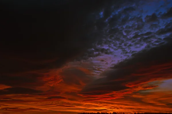 Dunkelroter Sonnenaufgang — Stockfoto