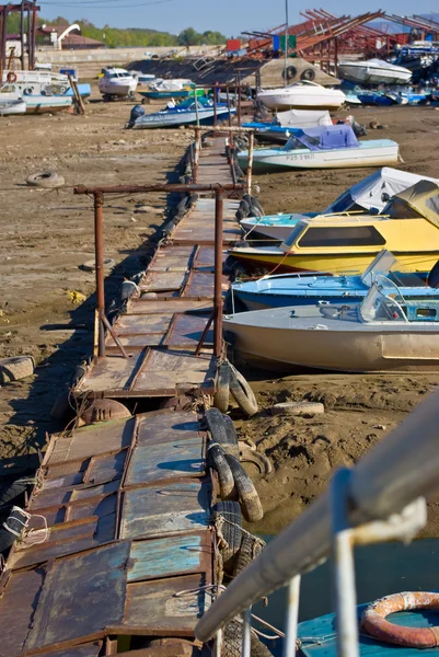Bootshafen und ein Boot, das in Küstennähe festgemacht hat — Stockfoto